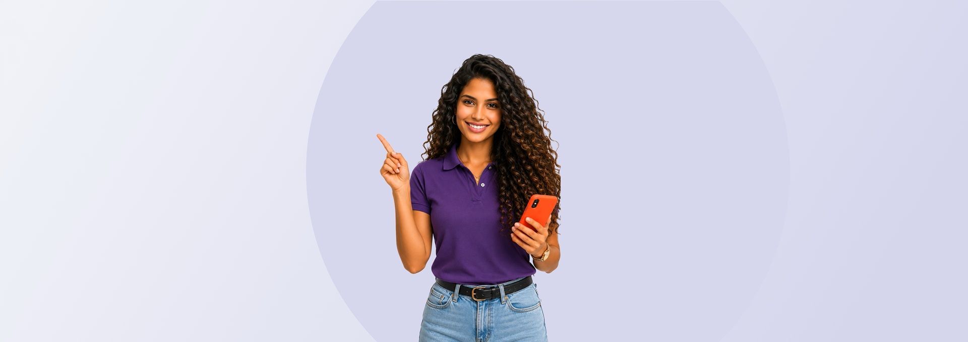 Mujer sonriente con teléfono móvil señalando hacia un espacio vacío sobre fondo lila, asociado a la búsqueda de préstamos en línea